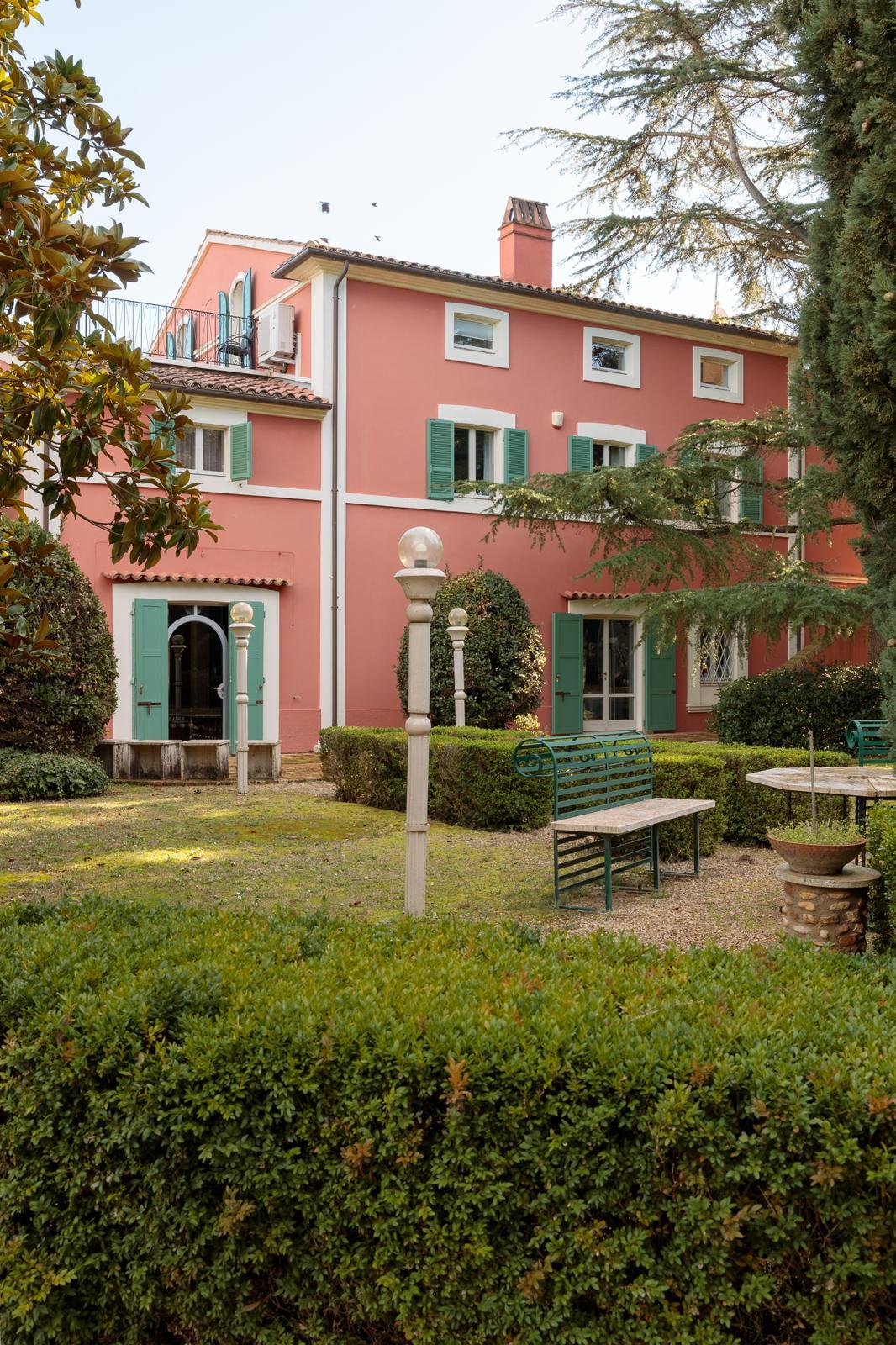 Ingresso del giardino della villa con cancellata storica