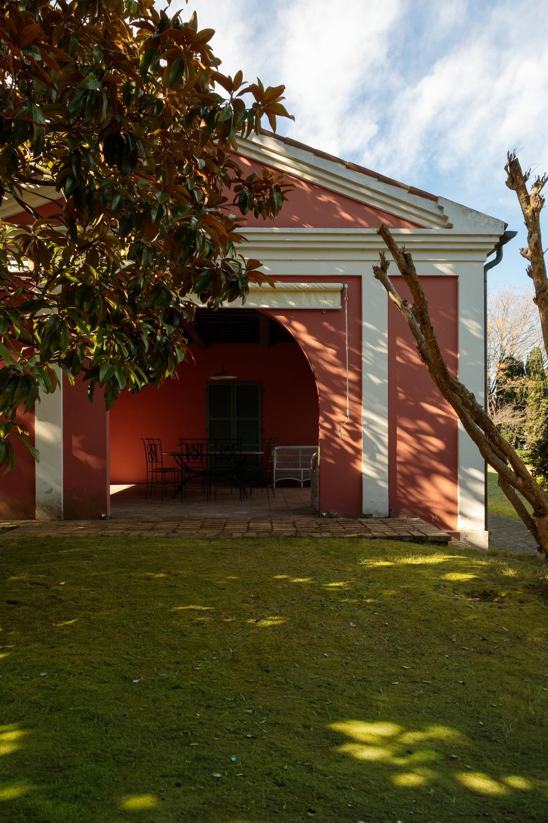Dettaglio del verde curato nel giardino della villa