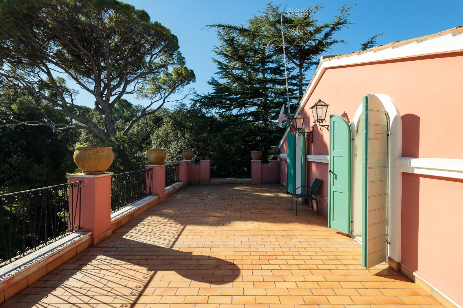 Giardino privato con siepi geometriche e piante centenarie