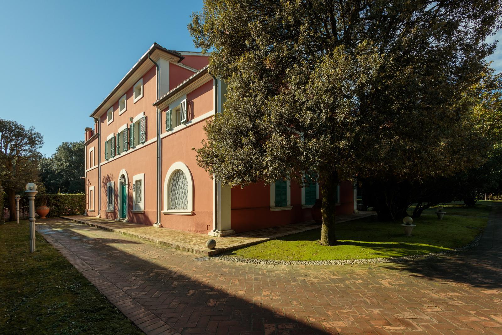 Casa del Dottor Fausto — vista della villa storica a Civitanova Marche