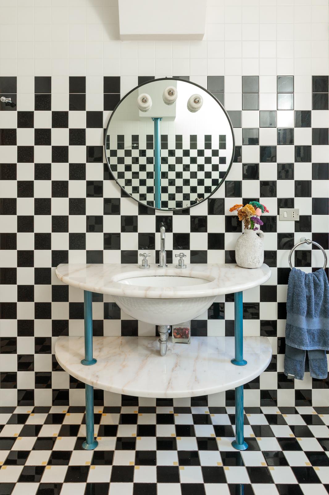 Bagno della villa con rivestimenti e dettagli di pregio