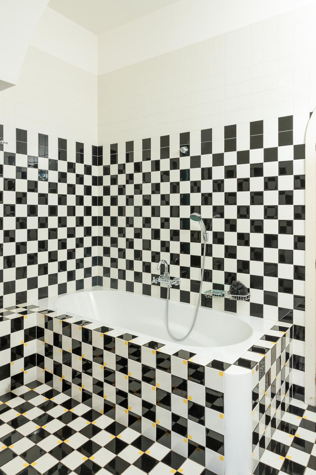 Secondo bagno della villa con rivestimenti marmorei e dettagli classici