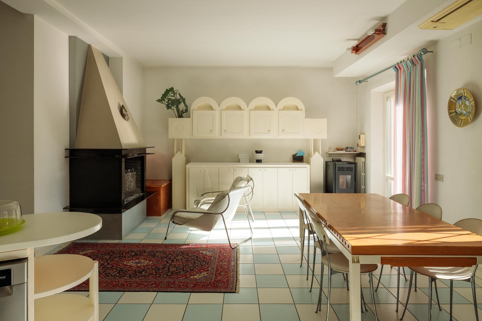 Cucina della villa con dettagli architettonici di Luigi Serafini