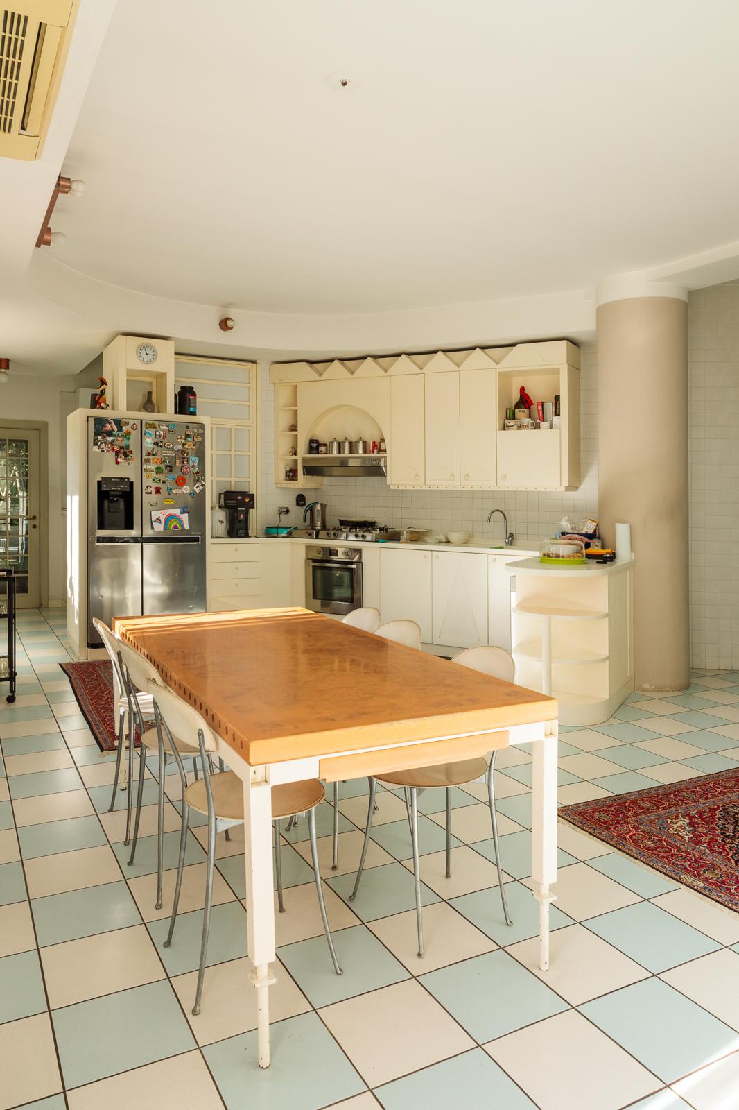 Dettaglio della cucina con inserti decorativi e finiture d'epoca