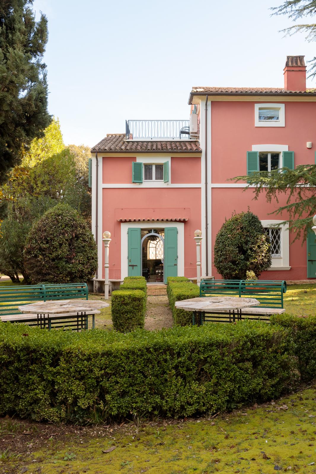 Vista prospettica del giardino con piante centenarie