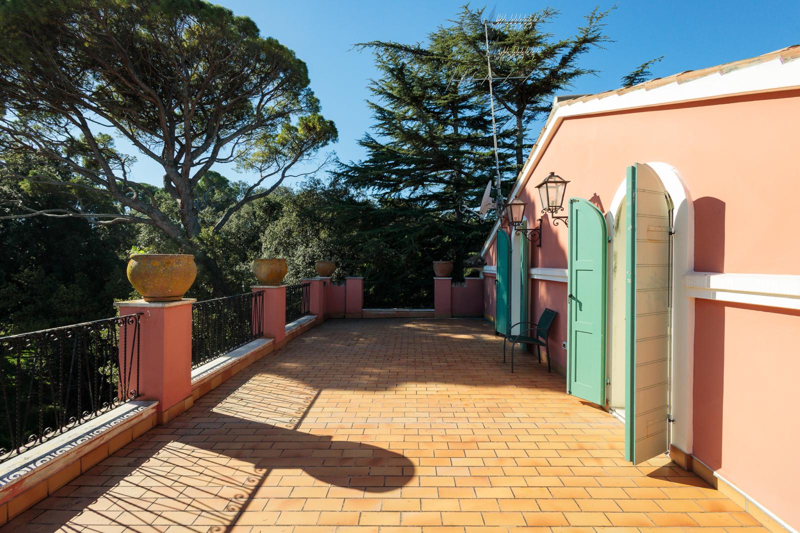 Giardino all'italiana con geometrie di siepi e piante centenarie