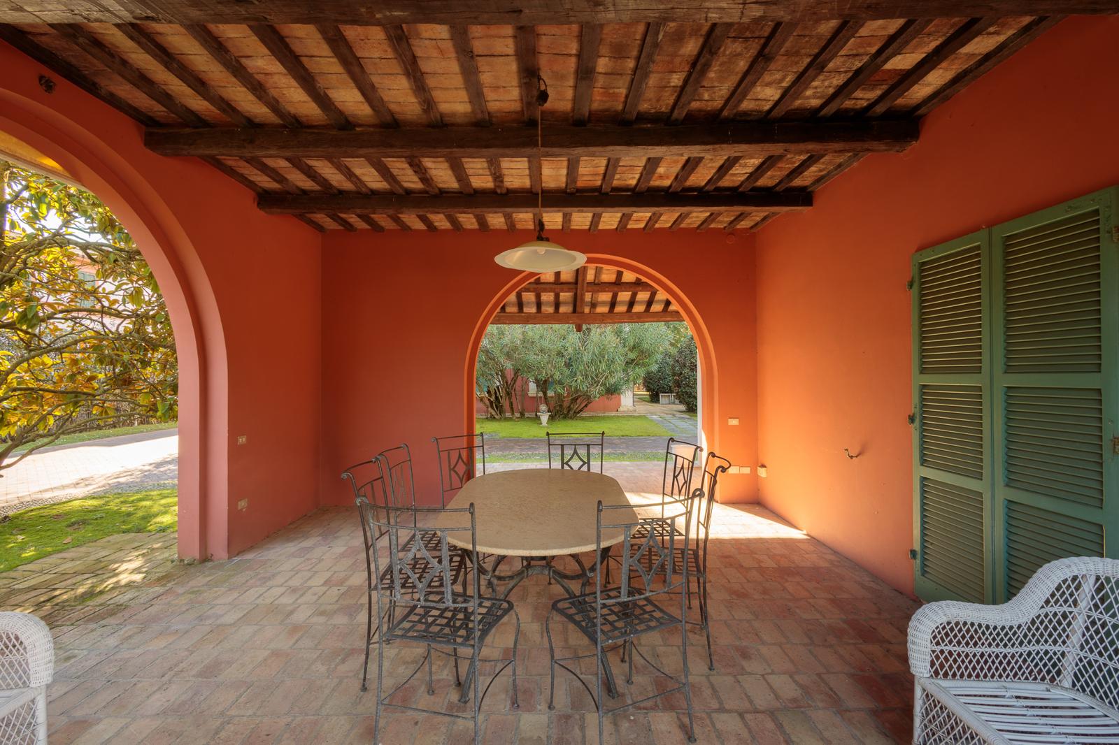 Giardino all'italiana con aiuole geometriche e verde curato