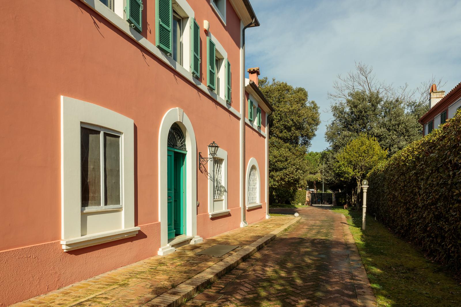 Esterno della villa con facciata reinterpretata da Luigi Serafini a Civitanova Marche
