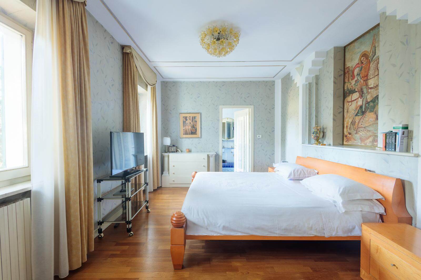 Interno della villa con dettagli architettonici e atmosfera colta