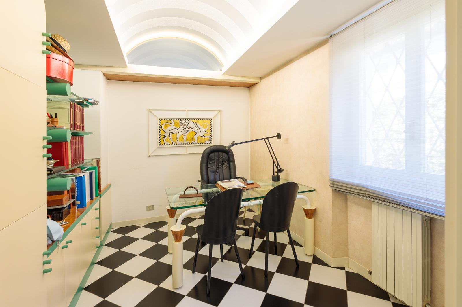 Studio della villa con biblioteca e dettagli decorativi d'epoca