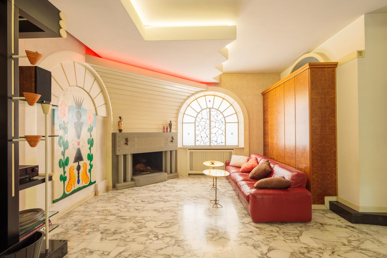 Salone principale con arredi classici e dettagli decorativi d'epoca