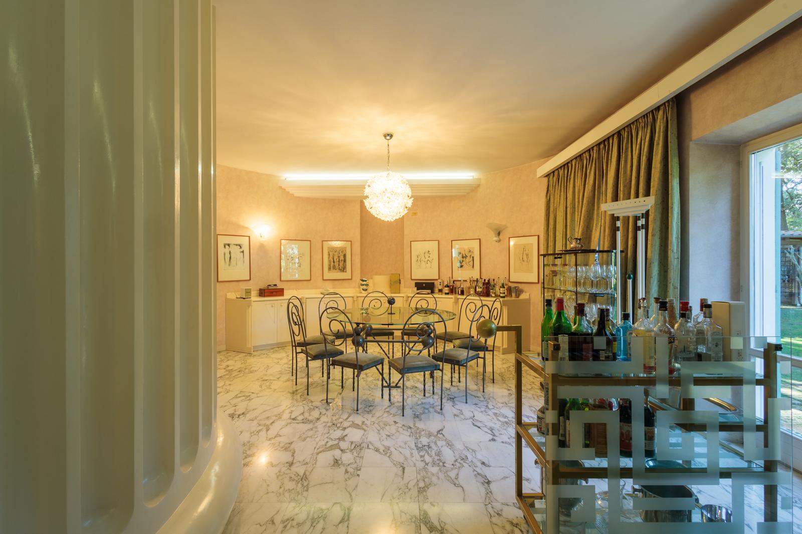 Salone con dettagli architettonici e soffitti decorati