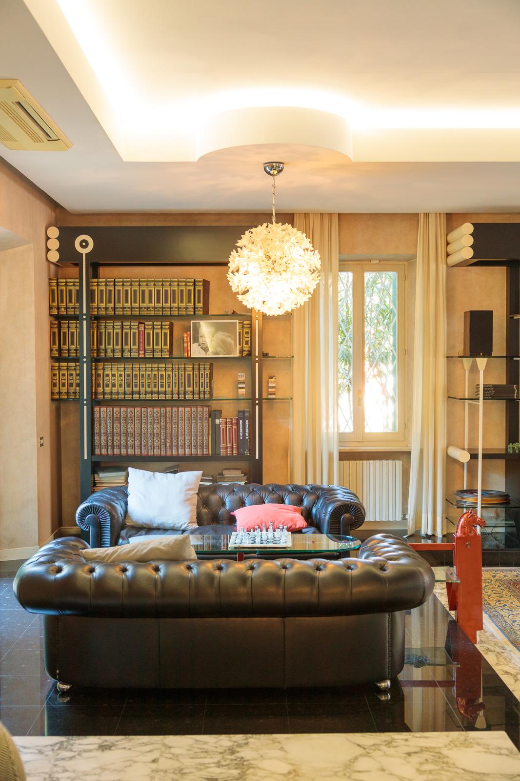 Salone con dettagli ornamentali e pareti decorate