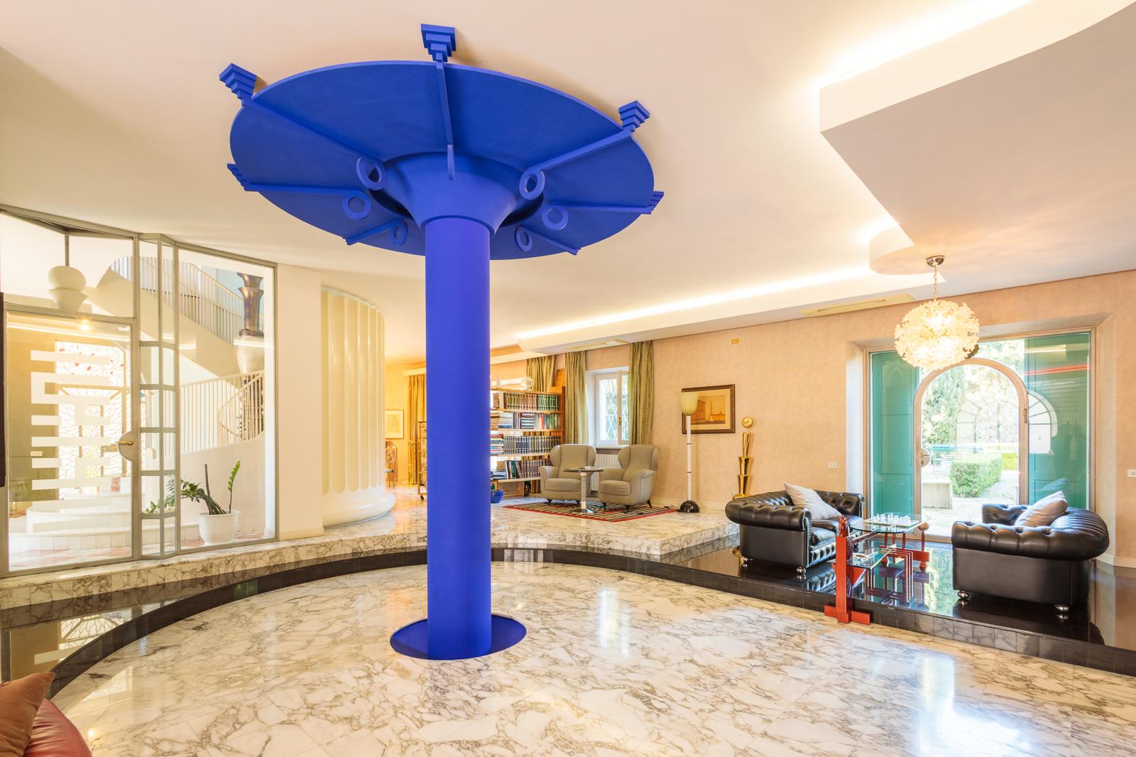 Salone della villa con soffitti decorati e atmosfera architettonica unica