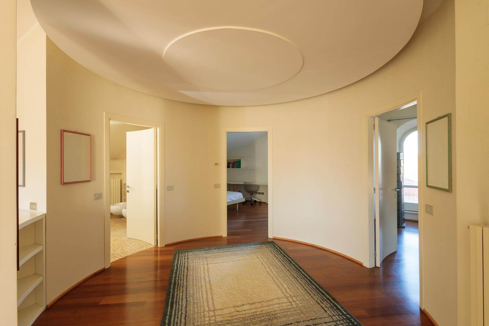 Secondo salone della villa con arredi eleganti e aperture luminose